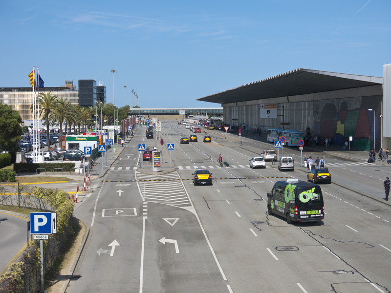 L'Aeroport de Barcelona (BCN) està situat a 14 km al sud de la ciutat de Barcelona