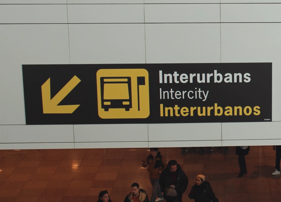 Desde l’Aeroport de BCN hi ha diverses línees de bus disponibles al centre de la ciutat i altres destins.