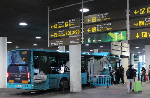 Hay disponibles distintas líneas de autobús desde el Aeropuerto de Barcelona.