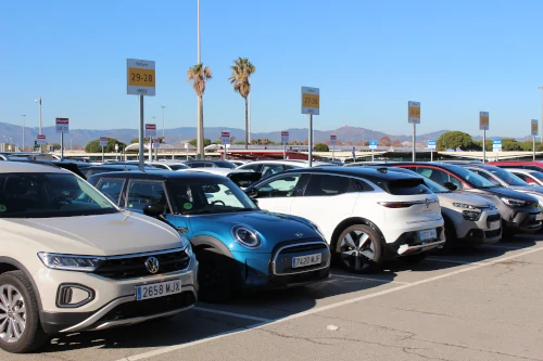 Llogar un cotxe a l’Aeroport de Barcelona és una bona opció per moure’s per la zona. Consulta el nostre buscador.