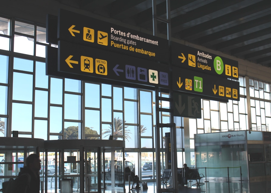 El tren es troba disponible a l’Aeroport de Barcelona per moure’s al centre de la ciutat.